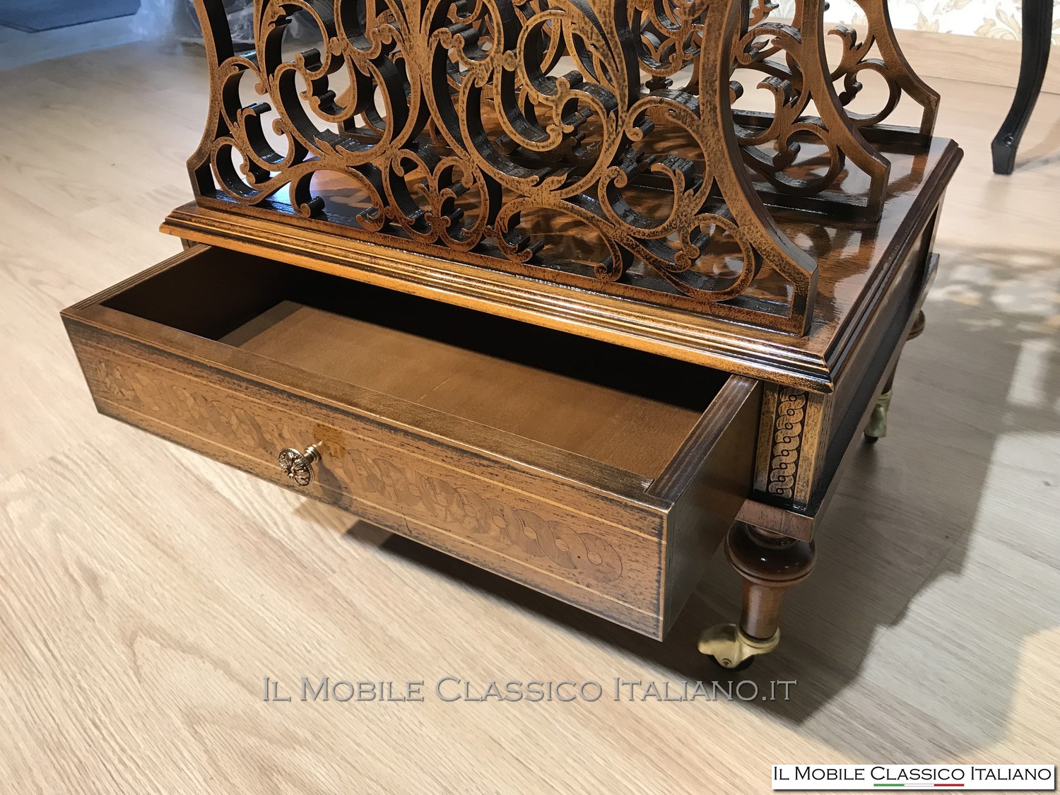 pORTARIVISTE IN STILE CLASSICO